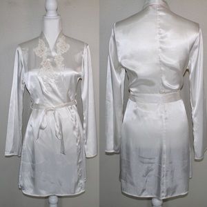 Pink Victoria Secret Vintage Y2k White Silky Embroidered Robe - Size Small